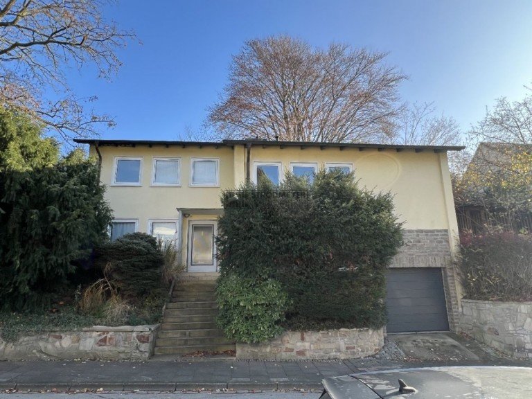 Hausansicht Hagen - Hohenlimburg Einfamilienhaus ERBPACHT! Freistehendes Einfamilienhaus in gepflegter Nachbarschaft mit Garage im Haus!