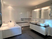 Modernes Badezimmer Sch�nes Einfamilienhaus mit zwei Garagen, eigener Zufahrt und tollem Grundst�ck!