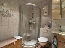 Duschbad Helle 3-Zimmer Wohnung mit Aufzug, sonniger Loggia und Tiefgaragenstellplatz