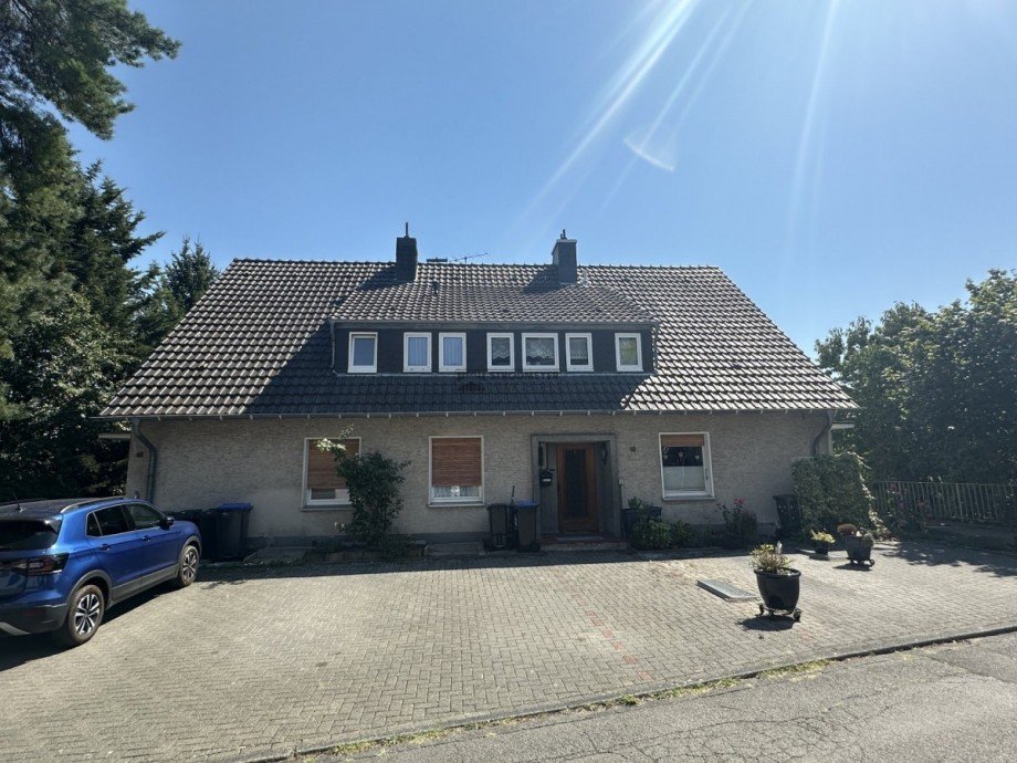 Stellpl�tze vor dem Haus Mehrfamilienhaus Wetter