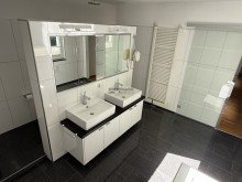 Badezimmer Sch�nes Einfamilienhaus mit zwei Garagen, eigener Zufahrt und tollem Grundst�ck!