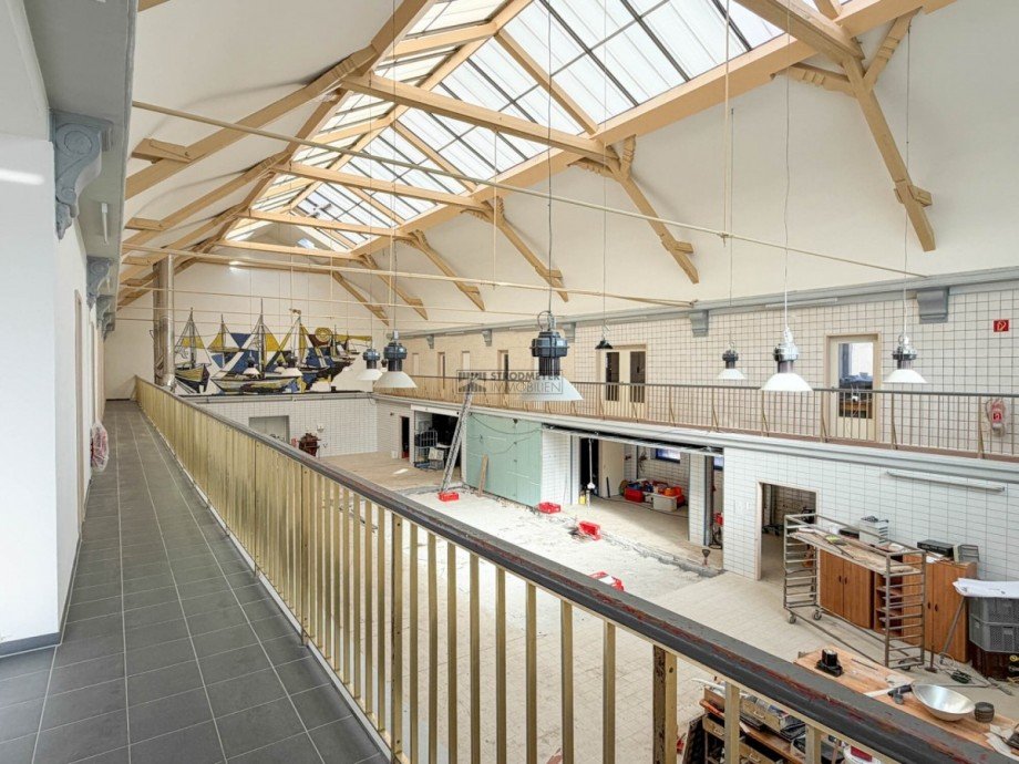 Laubengang mit Blick �ber Lager- und Produktionsbereich Halle Hagen