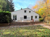 Hauptbild Repr�sentatives Einfamilienhaus umgeben von Natur mit zwei Garagen und PKW-Stellpl�tzen!