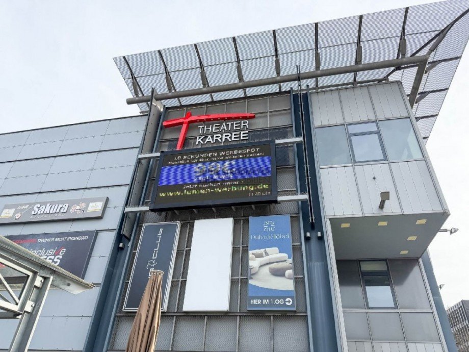 Fassade mit LED Leinwand Gesch�ftshaus Hagen