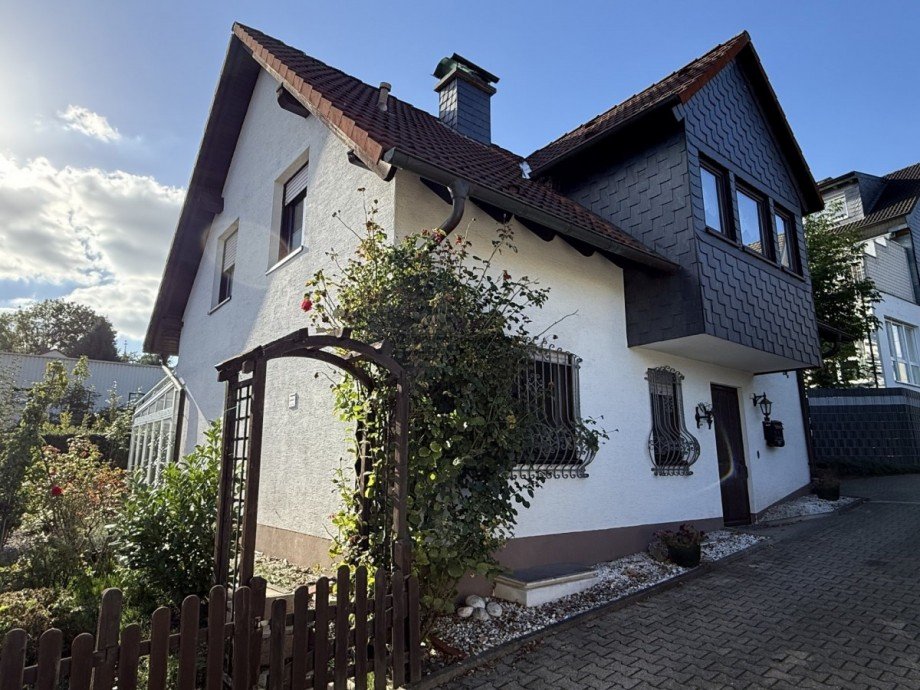 Hausansicht und Zugang in den Garten Einfamilienhaus Ennepetal